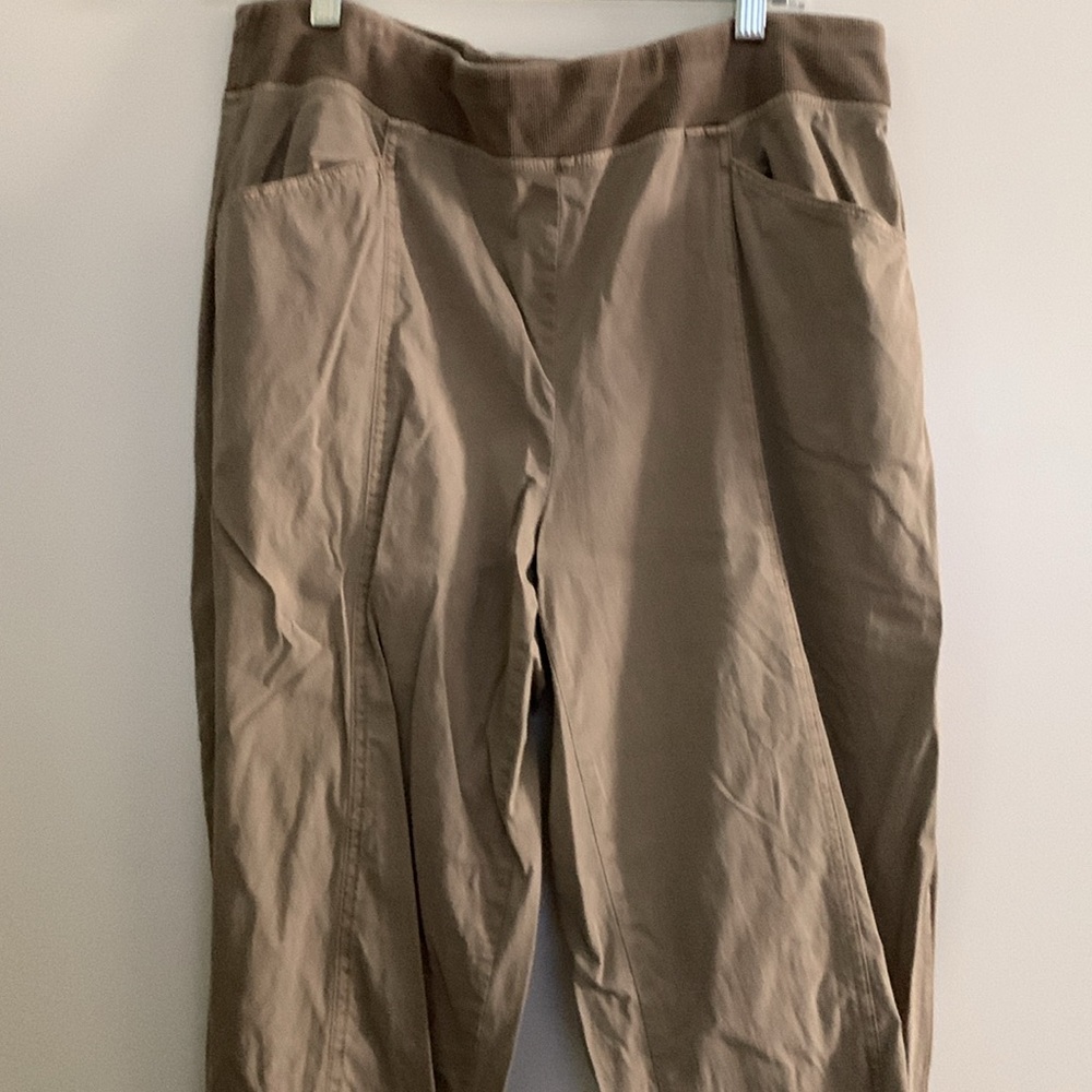 Chico’s Zenergy Jacket, Capris and Top - Picture 6 of 11